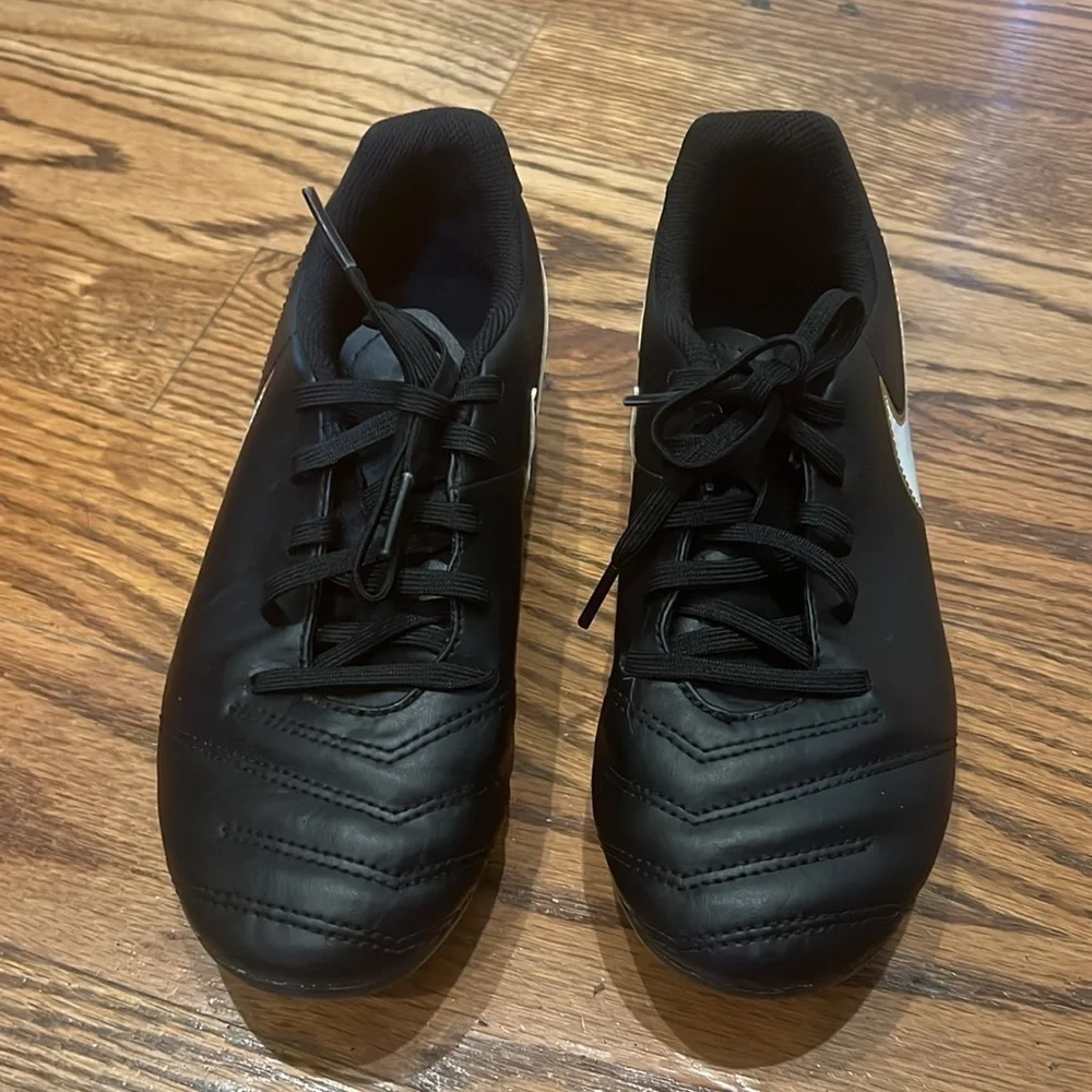 The Nike JR TIEMPO RIO III FG youth cleat size 4.5